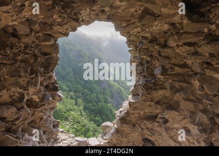 Blick von den Ruinen der mittelalterlichen Burg Starhrad ins Tal, Slowakei, Mala Fatra, Frühlingstag Stockfoto