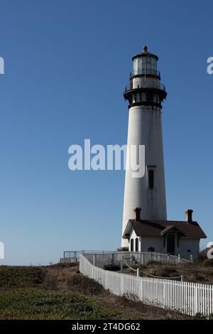 Der 115 Meter hohe Pigeon Point Lighthouse liegt auf einer Klippe an der zentralen kalifornischen Küste und ist einer der höchsten Leuchttürme Amerikas.Pescadero Stockfoto