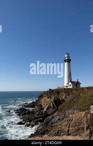 Der 115 Meter hohe Pigeon Point Lighthouse liegt auf einer Klippe an der zentralen kalifornischen Küste und ist einer der höchsten Leuchttürme Amerikas.Pescadero Stockfoto