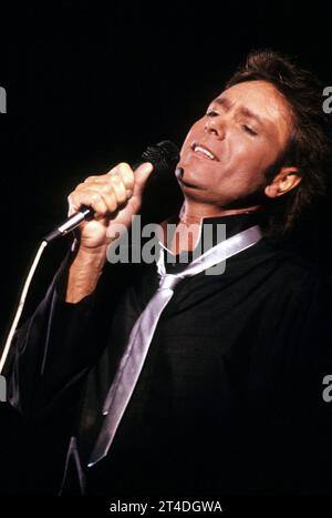 CLIFF RICHARD ; britischer Sänger, Musiker und Schauspieler ; Live in Konzert, USA ; um die 1980er Jahre ; Credit : Lynn McAfee / Performing Arts Images ; www.performingartsimages.com Stockfoto