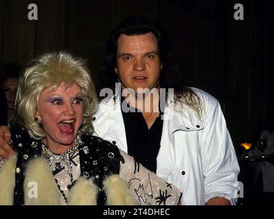 MEAT LOAF ;Michael Lee Aday ; (27. September 1947 – 20. Januar 2022) ; US-amerikanischer Rocksänger und Schauspieler ; mit PHYLLIS DILLER ; Hollywood, Kalifornien, USA ; 2. März 1987 ; Credit: Lynn McAfee / Performing Arts Images www.performingartsimages.com Stockfoto