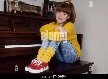 JENNY LEWIS ;Jennifer Diane Lewis ; * 8. Januar 1976 in New York; US-amerikanische Singer-Songwriterin, Musikerin und Schauspielerin. Sie war Leadsängerin, Rhythmusgitarristin und Keyboarderin der Indie-Rock-Band Rilo Kiley. 1988 ; Credit: Lynn McAfee / Performing Arts Images www.performingartsimages.com Stockfoto