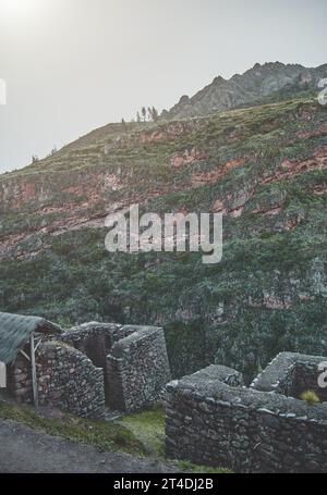 Panoramablick auf die alten Inkaruinen von Pisac im Heiligen Tal in der Nähe von Cusco, Peru. Stockfoto