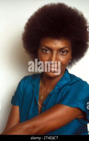 NICHELLE NICHOLS; geb. Grace Dell Nichols; 28. Dezember 1932 – 30. Juli 2022; US-amerikanische Schauspielerin, Sängerin und Tänzerin, deren Darstellung Uhura in Star Trek und seinen Filmsequenzen bahnbrechend für afroamerikanische Schauspielerinnen im amerikanischen Fernsehen war; Credit: Lynn McAfee / Performing Arts Images www.performingartsimages.com Stockfoto