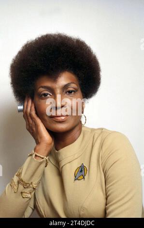 NICHELLE NICHOLS; geb. Grace Dell Nichols; 28. Dezember 1932 – 30. Juli 2022; US-amerikanische Schauspielerin, Sängerin und Tänzerin, deren Darstellung Uhura in Star Trek und seinen Filmsequenzen bahnbrechend für afroamerikanische Schauspielerinnen im amerikanischen Fernsehen war; Credit: Lynn McAfee / Performing Arts Images www.performingartsimages.com Stockfoto