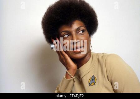 NICHELLE NICHOLS; geb. Grace Dell Nichols; 28. Dezember 1932 – 30. Juli 2022; US-amerikanische Schauspielerin, Sängerin und Tänzerin, deren Darstellung Uhura in Star Trek und seinen Filmsequenzen bahnbrechend für afroamerikanische Schauspielerinnen im amerikanischen Fernsehen war; Credit: Lynn McAfee / Performing Arts Images www.performingartsimages.com Stockfoto