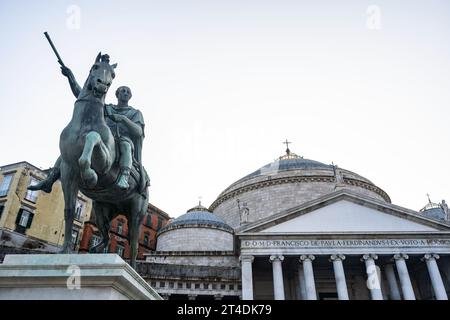 Blick auf den Hauptplatz der Stadt Piazza del Plebiscito mit der Basilika reale Pontificia San Francesco da Paola und der Bronzestatue von König Ferdinand I.. Stockfoto