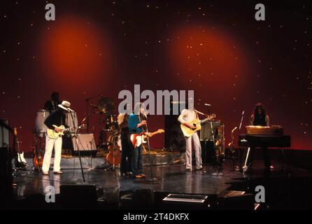 FIREFALL ;amerikanische Country Rock Band ; Rick Roberts - Lead Vocals, Rhythmus Akustik Gitarre Larry Burnett - Lead Vocals, Rhythmus Elektro- und Akustik Gitarren Jock Bartley - Lead Elektro- und Akustik Gitarren, Background Vocals, elektrische Slide Gitarre, David Muse - Keyboards, Orgel, Moog Synthesizer, Tenorsaxophon, Flöte, Harmonika Mark Andes - Bass, Backing Vocals Michael Clarke - Schlagzeug ; 1981 ; Credit: Lynn McAfee / Performing Arts Images www.performingartsimages.com Stockfoto