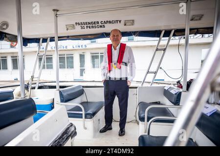 Lagos, Nigeria. 30. Oktober 2023. Bundeskanzler Olaf Scholz (SPD), steht auf einem Boot vor einer Bootsfahrt in der Wirtschaftsmetropole Lagos. Scholz ist auf seiner dritten großen Reise nach Afrika in den fast zwei Jahren seit seiner Vereidigung. Heute besucht er Nigeria, das bevölkerungsreichste und wirtschaftlich mächtigste Land des Kontinents. Quelle: Michael Kappeler/dpa/Alamy Live News Stockfoto