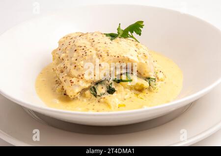 Weißer Fisch in einer cremigen Senfsauce mit Kartoffelpüree. Stockfoto