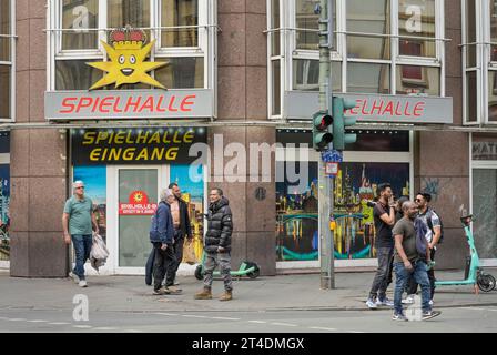 Straßenszene, Spielhalle in der Taunusstraße, Bahnhofsviertel, Frankfurt, Hessen, Deutschland *** Straßenszene, Spielhalle in der Taunusstraße, Bahnhofsviertel, Frankfurt, Hessen, Deutschland Credit: Imago/Alamy Live News Stockfoto