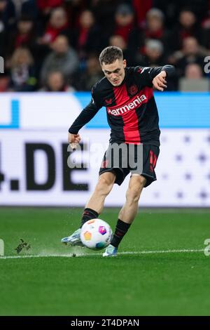 Leverkusen, Deutschland. Oktober 2023. Fußball: Bundesliga, Bayer Leverkusen - SC Freiburg, Spieltag 9, BayArena. Leverkusens Florian Wirtz spielt den Ball. Hinweis: Marius Becker/dpa – WICHTIGER HINWEIS: gemäß den Vorgaben der DFL Deutsche Fußball Liga und des DFB Deutscher Fußball-Bund ist es verboten, im Stadion und/oder des Spiels aufgenommene Fotografien in Form von Sequenzbildern und/oder videoähnlichen Fotoserien zu verwenden oder zu verwenden./dpa/Alamy Live News Stockfoto