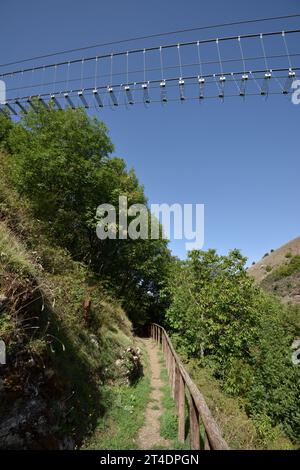 Pfad und Ponte Petracca tibetische Brücke, Sasso di Castalda, Basilicata, Italien Stockfoto