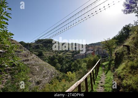 Pfad und Ponte Petracca tibetische Brücke, Sasso di Castalda, Basilicata, Italien Stockfoto