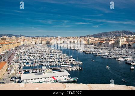 Marseille, Provence-Alpes-Côte d'Azur, Frankreich. Der alte Hafen und notre Dame de la Garde vom Fort Saint-Jean. Stockfoto