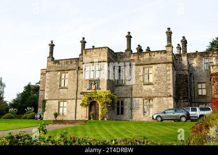 Tissington Hall ist ein jakobinisches Herrenhaus aus dem frühen 17. Jahrhundert in Tissington, einem malerischen englischen Dorf in Derbyshire, England Stockfoto