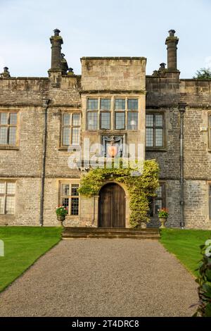 Tissington Hall ist ein jakobinisches Herrenhaus aus dem frühen 17. Jahrhundert in Tissington, einem malerischen englischen Dorf in Derbyshire, England Stockfoto