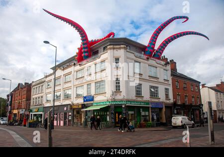 „Tentakel Terry“ von Leicester Monsters: Eine Invasion riesiger aufblasbarer Monster im Stadtzentrum. Monster Trail für Halloween 2023. Stockfoto