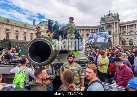 Wien: Hauptkampfpanzer Leopard 2 A4 bei Ausstellung der österreichischen Bundesheer am Nationalfeiertag vor Schloss Hofburg am Heldenplatz, Soldie Stockfoto