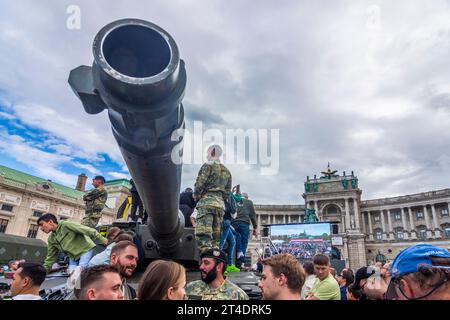 Wien: Hauptkampfpanzer Leopard 2 A4 bei Ausstellung der österreichischen Bundesheer am Nationalfeiertag vor Schloss Hofburg am Heldenplatz, Soldie Stockfoto