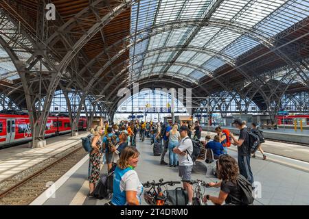 Leipzig – 11. August 2023: Der Hauptbahnhof ist der Hauptbahnhof in Leipzig, der die Stadt mit Dresden und Berlin verbindet. Stockfoto