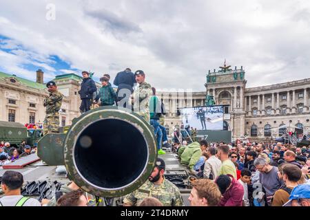 Wien: Hauptkampfpanzer Leopard 2 A4 bei Ausstellung der österreichischen Bundesheer am Nationalfeiertag vor Schloss Hofburg am Heldenplatz, Soldie Stockfoto