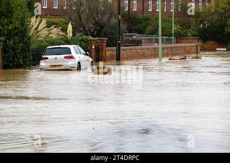 Überschwemmungen in der Suffolk Marktstadt Framlingham, verursacht durch den Fluss Erz normalerweise wenig mehr als ein unerwartet überlaufender Graben Stockfoto
