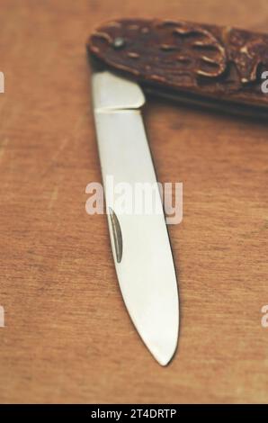 Taschenmesser auf Holz öffnen Stockfoto