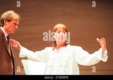 Bill Nighy (Hornby), Penelope Wilton (Deborah) in A KIND OF ALASKA von Harold Pinter im Donmar Warehouse, London WC2 13/05/1998 Teil von '3 by Pinter' Design: Tom Rand Beleuchtung: Robert Bryan Regisseur: Karel Reisz Stockfoto