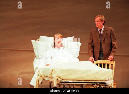 Penelope Wilton (Deborah), Bill Nighy (Hornby) in A KIND OF ALASKA von Harold Pinter im Donmar Warehouse, London WC2 13/05/1998 Teil von '3 by Pinter' Design: Tom Rand Beleuchtung: Robert Bryan Regisseur: Karel Reisz Stockfoto