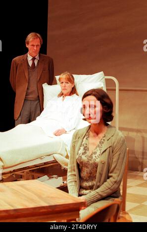 l-r: Bill Nighy (Hornby), Penelope Wilton (Deborah), Brid Brennan (Pauline) in A KIND OF ALASKA von Harold Pinter im Donmar Warehouse, London WC2 13/05/1998 Teil von '3 by Pinter' Design: Tom Rand Beleuchtung: Robert Bryan Regisseur: Karel Reisz Stockfoto