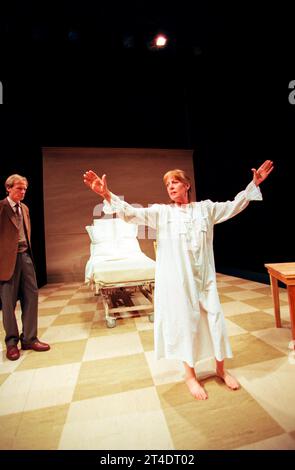 Bill Nighy (Hornby), Penelope Wilton (Deborah) in A KIND OF ALASKA von Harold Pinter im Donmar Warehouse, London WC2 13/05/1998 Teil von '3 by Pinter' Design: Tom Rand Beleuchtung: Robert Bryan Regisseur: Karel Reisz Stockfoto