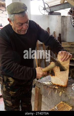 17. Januar 2023: Italien, Sardinien, Nuoro, Mamoiada, Antonello Congiu, Kunsthandwerker von Mamuthones Masken. Stockfoto