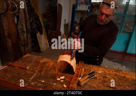 17. Januar 2023: Italien, Sardinien, Nuoro, Mamoiada, Antonello Congiu, Kunsthandwerker von Mamuthones Masken. Stockfoto