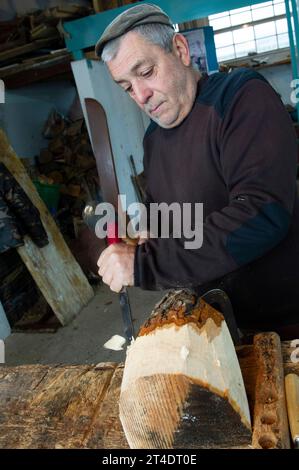 17. Januar 2023: Italien, Sardinien, Nuoro, Mamoiada, Antonello Congiu, Kunsthandwerker von Mamuthones Masken. Stockfoto