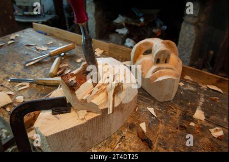 17. Januar 2023: Italien, Sardinien, Nuoro, Mamoiada, Antonello Congiu, Kunsthandwerker von Mamuthones Masken. Stockfoto