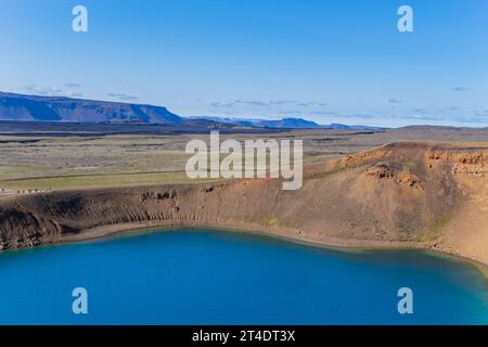 Blick auf die Krafla, aktive Caldera mit einem blauen Kratersee im Norden Islands in der Region Myvatn, Island. Stockfoto