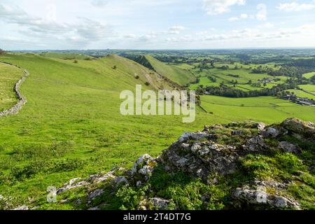 Der Blick vom Bunster Hill auf Ilam und Thorpe Cloud Hill, Peak District, Derbyshire, England Stockfoto