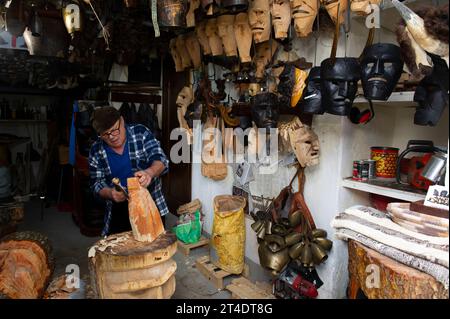 17. Januar 2023: Italien, Sardinien, Nuoro, Mamoiada, Franco Verkauf Kunsthandwerker von Mamuthones Masken. Stockfoto