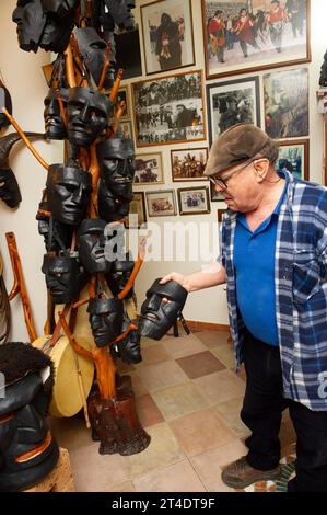 17. Januar 2023: Italien, Sardinien, Nuoro, Mamoiada, Franco Verkauf Kunsthandwerker von Mamuthones Masken. Stockfoto