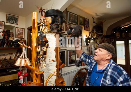 17. Januar 2023: Italien, Sardinien, Nuoro, Mamoiada, Franco Verkauf Kunsthandwerker von Mamuthones Masken. Stockfoto