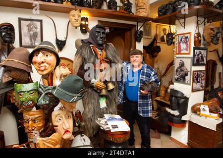 17. Januar 2023: Italien, Sardinien, Nuoro, Mamoiada, Franco Verkauf Kunsthandwerker von Mamuthones Masken. Stockfoto