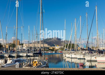 Palermo, Sizilien, 2016. Boote legten an La Cala im Hafen von Palermo an, mit dem Pellegrino im Hintergrund Stockfoto