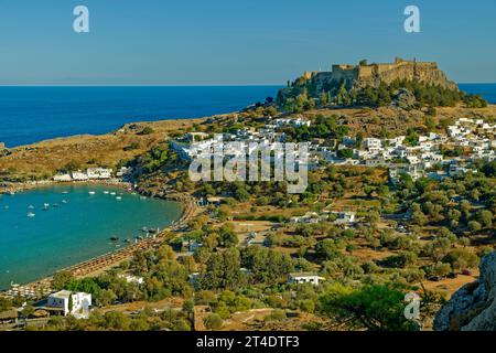Die Stadt Lindos auf der Insel Rhodos mit der Akropolis von Lindos auf der anderen Seite. Stockfoto
