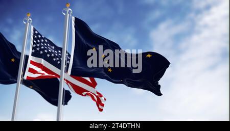 Alaska-Staatsflagge, die im Wind mit der Nationalflagge der Vereinigten Staaten winkt. Die Alaska-Flagge ist blau mit Big Dipper und Polaris-Sternen. 3D Illustration Stockfoto