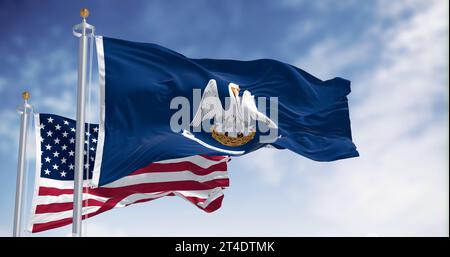 Die Bundesflagge von Louisiana winkt im Wind mit der amerikanischen Flagge. Bundesstaat im Südosten der Vereinigten Staaten. 3D-Darstellung. Geriffelt Stockfoto