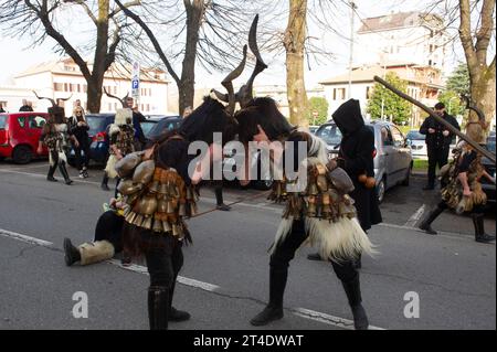 25. Februar 2023: Italien Lombardei, Mailand, Samugheo, Gruppe der Mamutzones, feiert den Vimodrone-Karneval. Stockfoto