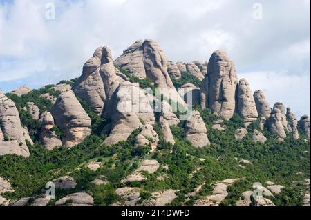 Singuläres Relief aus Konglomeratgestein in Montserrat, Provinz Barcelona, Katalonien, Spanien. Stockfoto