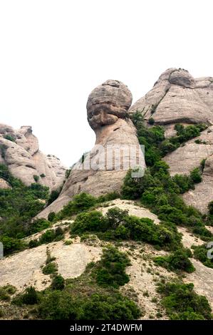 Einzelnes Relief (El Bisbe, Bischof), gebildet durch Konglomeratgesteine in Montserrat, Provinz Barcelona, Katalonien, Spanien. Stockfoto