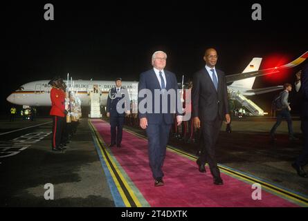 Daressalam, Tansania. 30. Oktober 2023. Bundespräsident Frank-Walter Steinmeier (l) wird von Januar Makamba, Außenminister Tansanias, auf dem Internationalen Flughafen Julius Nyerere in dar es Salaam mit militärischen Auszeichnungen begrüßt. Präsident Steinmeier besucht diese Woche die ostafrikanischen Länder Tansania und Sambia. Quelle: Bernd von Jutrczenka/dpa/Alamy Live News Stockfoto